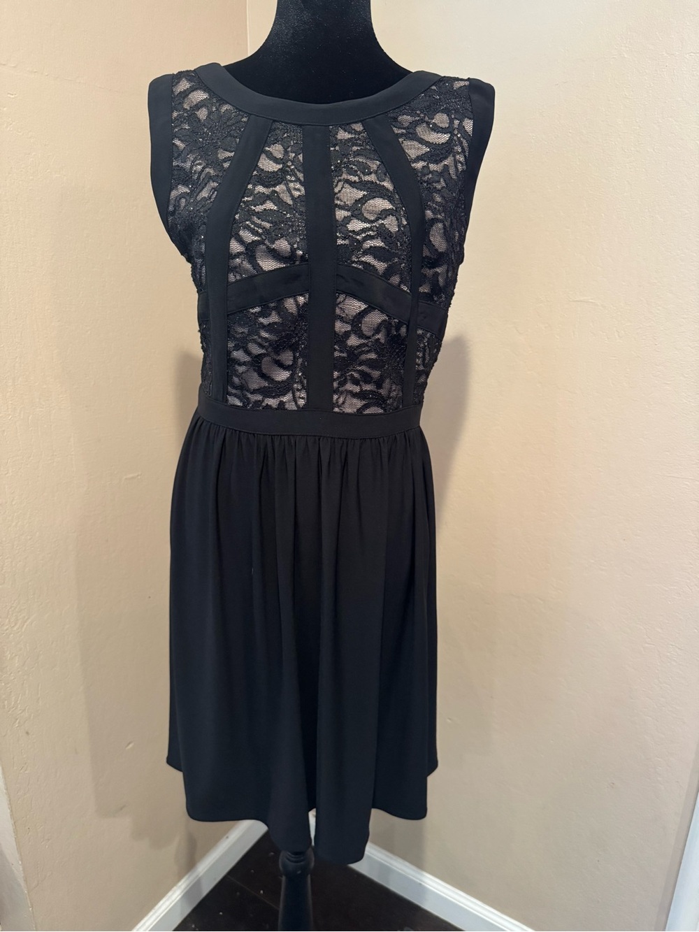 Elegant Black Cocktail Dress W/Fitted Lace Overlay Bodice Panels & Flowy Body